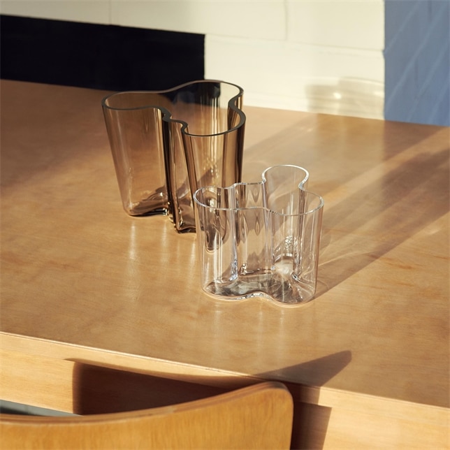 1051436_IittalaEMEA_04_iittala-aalto-vase-160mm-linen