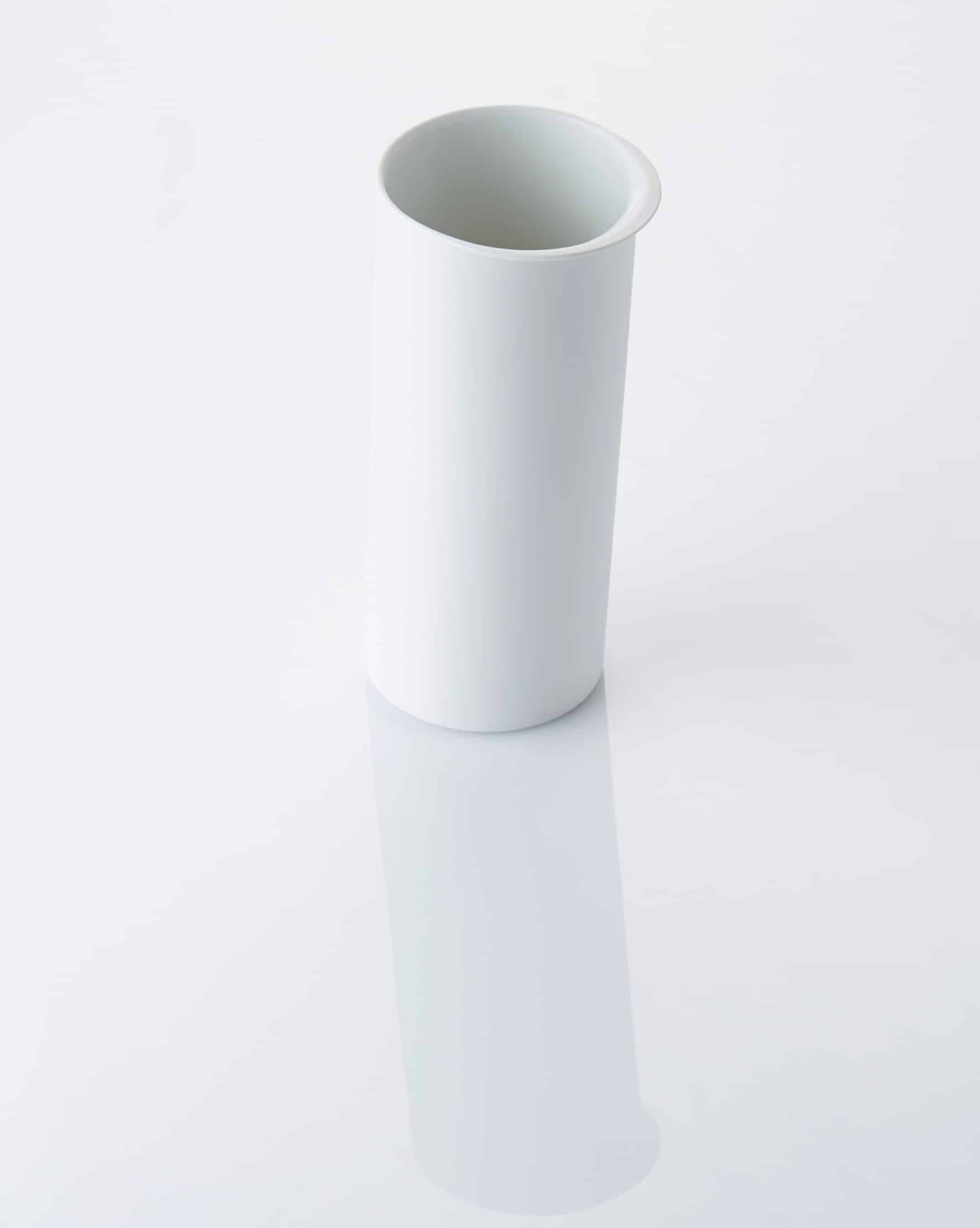 203_TILTING carafe white _2011_LINDE HERMANS_PERS-gesneden